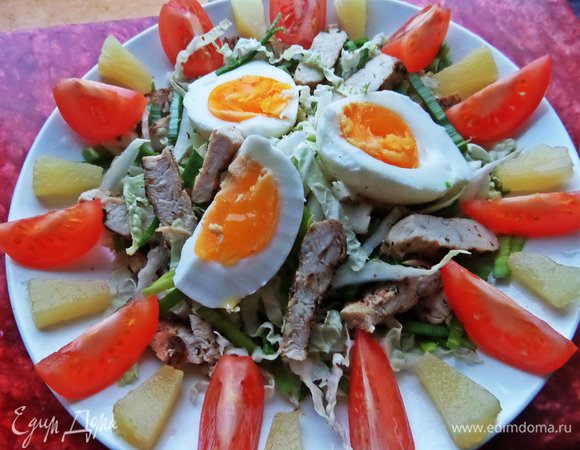 Раскладываем курочку ,капусту с луком горкой на тарелке. Яйца отварим минут 5, остудим и разрежем на дольки.