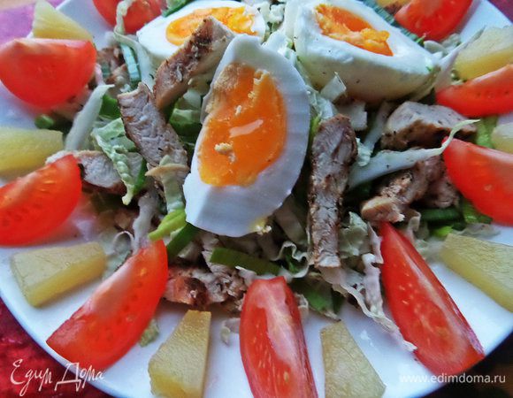 Помидоры дольками и ананасы кусочками располагаем по краю тарелки или перемешиваем всё вместе.