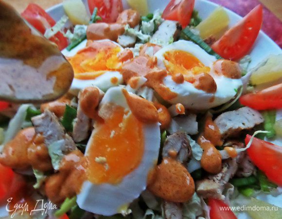 Поливаем заправкой салат сверху. Посыпаем молотым перцем и подаём!