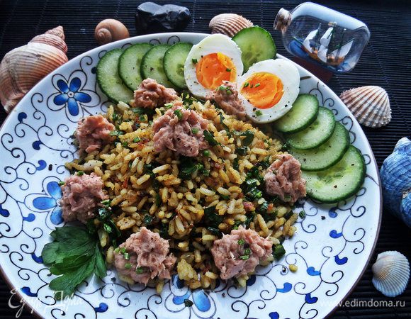 Кто любит рыбку, попробуйте быстрый рисовый салатик от Елены: http://www.edimdoma.ru/retsepty/71347-ekspress-karri-s-risom Я его делала с тунцом, у Лены со скумбрией.