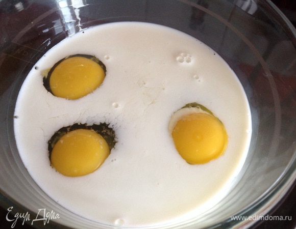 Яйца взбейте с молоком и солью. 