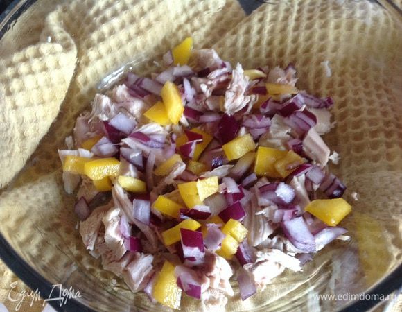 Форму для запекания смажьте маслом и выложите в нее овощи и курицу.