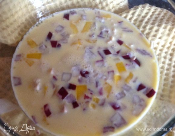 Залейте яично-молочной смесью и готовьте в духовке 20 минут (или пока не схватятся яйца и немного не подрумянится).