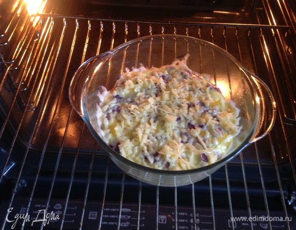 Достаньте из духовки, посыпьте натертым на крупной терке сыром и поставьте  обратно на 3-5 минут.