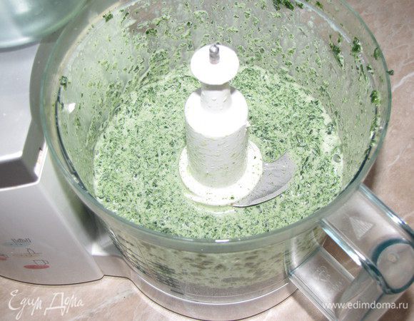 Шпинат разморозить, отжать от воды и измельчить. Яйца взбить миксером в светлую пену. Продолжая взбивать добавить сливочный сыр. Смешать шпинат, взбитые с сыром яйца и хрен. Я все это сделала с помощью кухонного комбайна. Посолить начинку по вкусу.