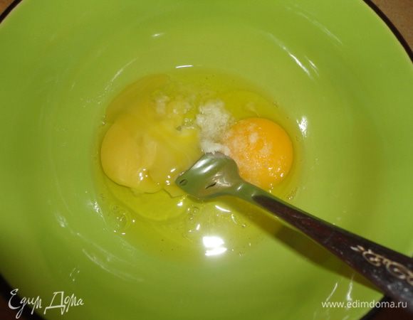 Взбить яйца с солью.