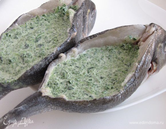 Положить рыбу на брюшко и через разрез на спинке нафаршировать получившейся смесью.