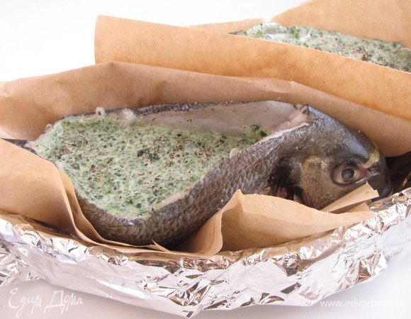 Каждую рыбу завернуть в пергамент или фольгу, верх оставить открытым. Переложить в форму и поставить в разогретую до 180 град. духовку на 20 минут.