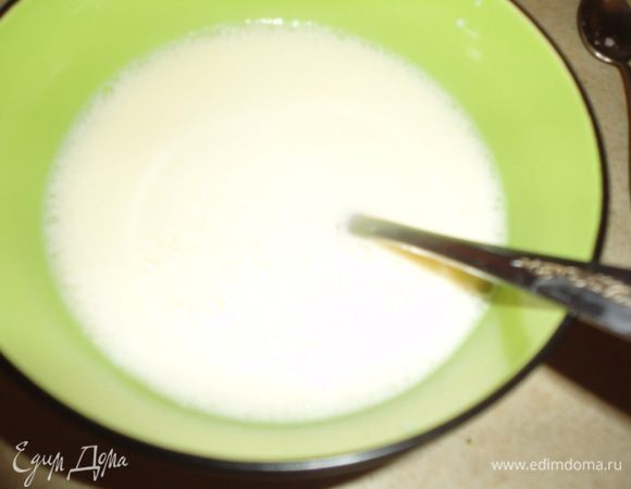 Смешать молоко и воду, добавить взбитые яйца и размешать.