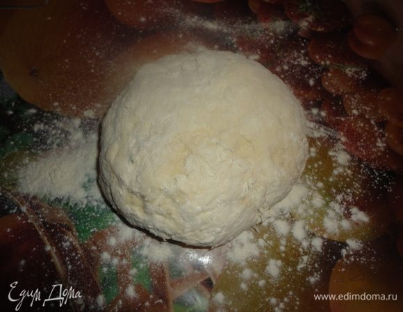 Добавить муку и замесить тесто. Оно должно перестать липнуть к рукам, но быть не слишком крутым.