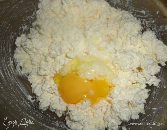 Готовим начинку:
Творог разминаем вилкой, добавляем 2 яйца, соль и сахар. Размешиваем. 