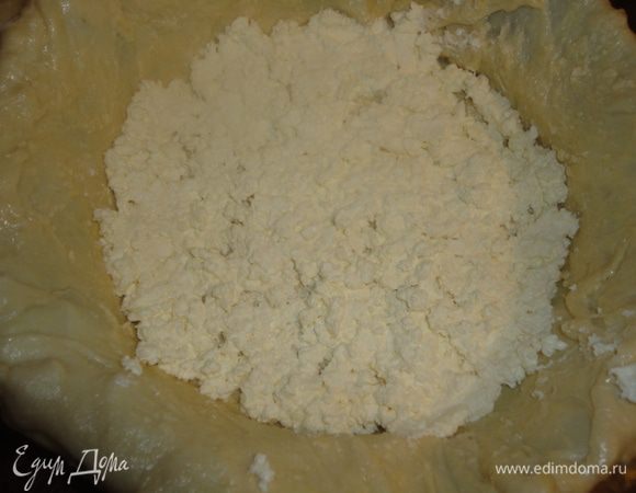 Тесто аккуратно растягиваем руками (оно отлично тянется поскольку пропиталось маслом и не рвется). Выкладываем тесто в круглую форму, чтобы края немного свисали. Сверху аккуратно распределяем часть начинки.
Так перекладываем все слои. 