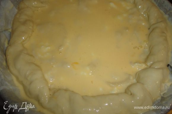 Края теста подворачиваем внутрь. Взбиваем оставшиеся яйца с ложкой молока и хорошо смазываем (буквально заливаем) пирог сверху. Ставим в духовку на 40-45 минут при 180°.