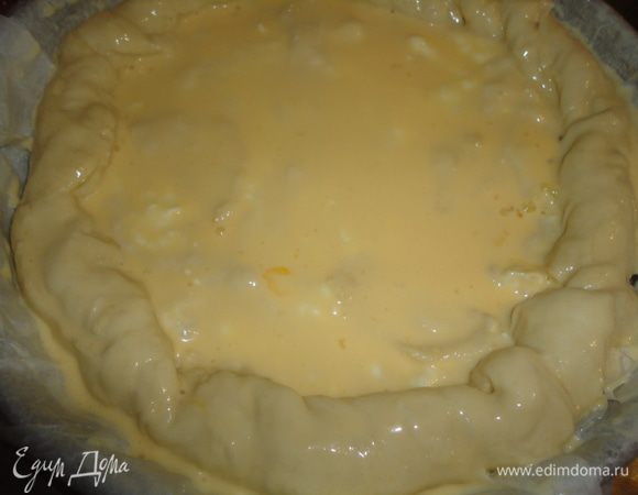 Края теста подворачиваем внутрь.
Взбиваем оставшиеся яйца с ложкой молока и хорошо смазываем (буквально заливаем) пирог сверху.
Ставим в духовку на 40-45 минут при 180°.