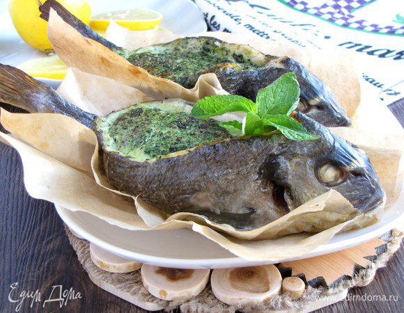 Готовую рыбку немного сбрызнуть лимонным соком и сразу же подавать. Приятного аппетита!