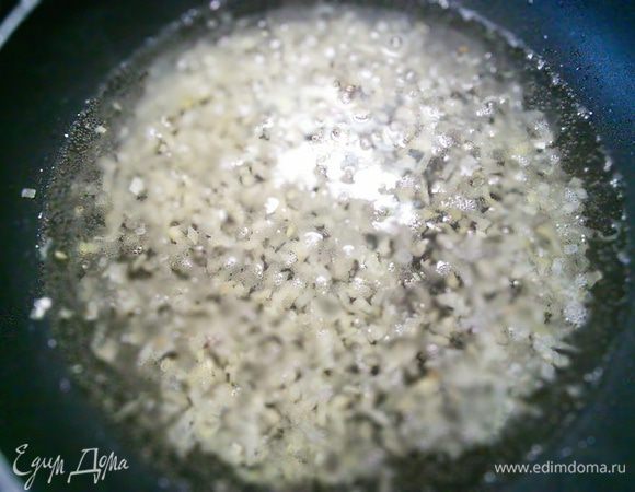 Лук шалот очень  мелко порежьте (его можно заменить на лук репчатый). Пассеруйте на разогретом масле до прозрачности. Тем временем поставьте вериться спагетти. 