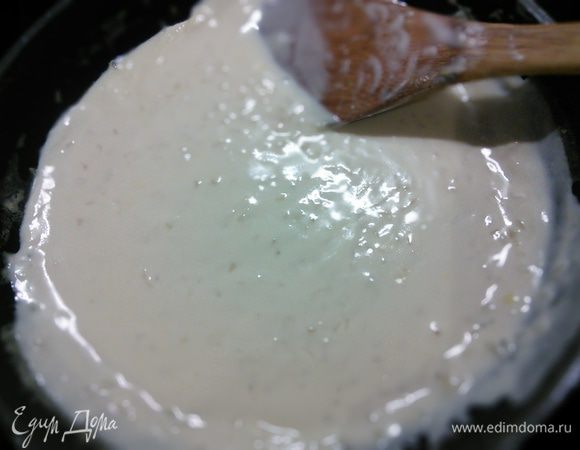 В лук влейте вино, добавьте сыр и, помешивая, проварите 5 мин. Уварите до кремовый консистенции. Этим временем нарежьте лосось. Порубите укроп. 