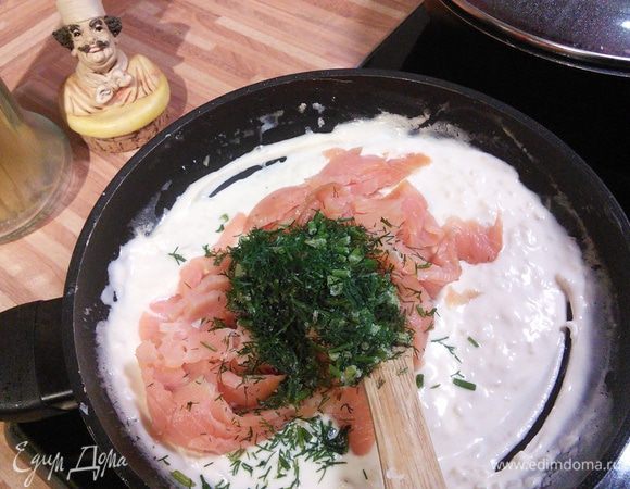 Добавьте лосось и укроп к соусу, прогрейте, но не кипятите и снимите с огня. Посолите и поперчите. 