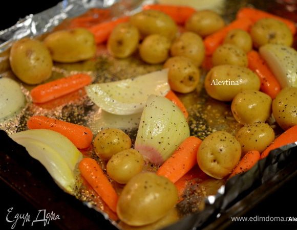 Разогреть духовку до 210 гр. Пока разогревается, оставить противень в духовке. После сигнала, как духовка нагрелась, выложим на горячий противень овощи, сбрызнем оливковым маслом 2 ст.л, посолим и поперчим. Вернем в духовку на 30 мин. Крупный картофель разрезаем на 4-6 частей.
