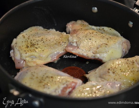 На горячую сковороду вылить оливковое масло 1 ст.л, выложить кусочки курицы, предварительно полив и поперчив. Обжариваем 10 мин. с обеих сторон.