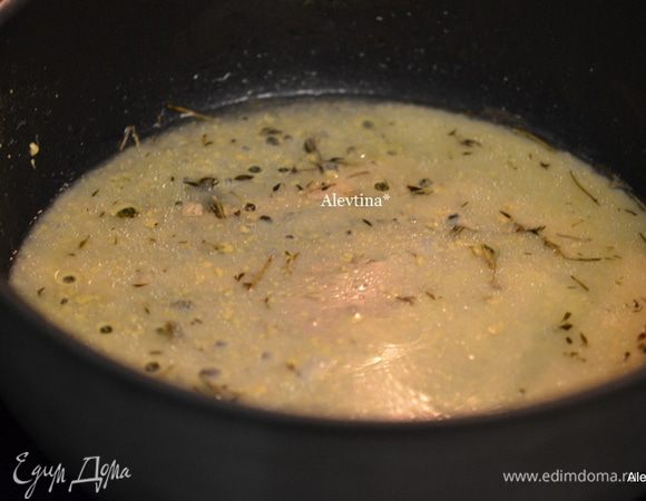 На сковороде приготовим соус, выльем вино, добавим веточки тимьяна, розмарин, готовим на медленном огне, жидкость должна убавится заметно.
