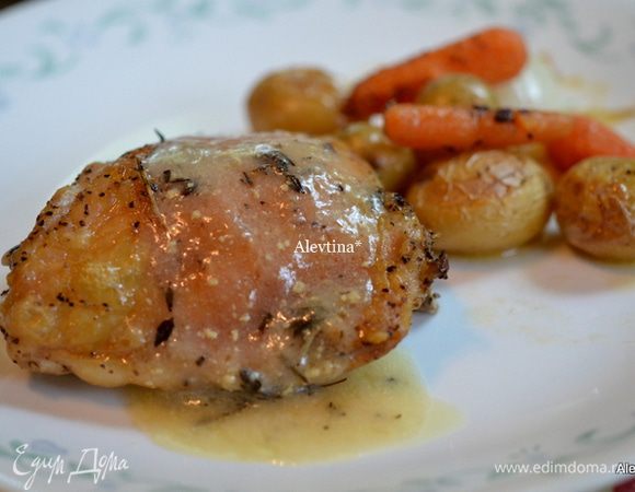 Муку смешаем с куриным бульоном, горчицей. Добавим все это на сковороду. Готовим примерно 1 мин. По рецепту содержимое предлагается вылить поверх курицы и овощей, я разделила содержимое на 2 части, вылила поверх куриных кусочков. Остальной соус добавила уже в готовое блюдо.
Готовое блюдо подаем с овощами, соусом и свежей зеленью по желанию.