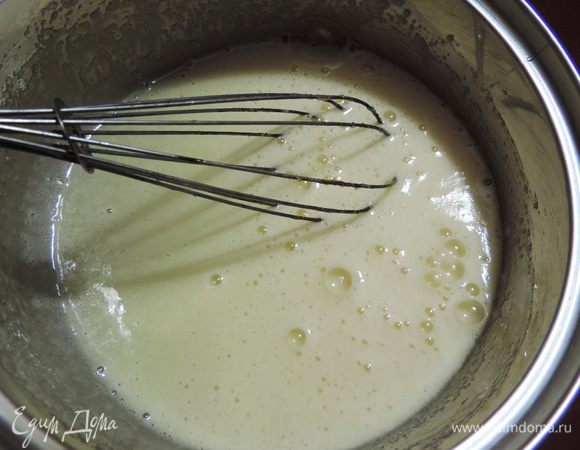 Первым делом нужно приготовить заварную основу, ведь ей предстоит хорошенько охладиться. Выжать сок апельсинов и из половинки среднего лимона. Всего должно получиться примерно 120 мл смешанного сока. В сотейнике соединить яйца, сок, цедру, сахар и крахмал (можно заменить картофельным). Все взбить венчиком до однородности.