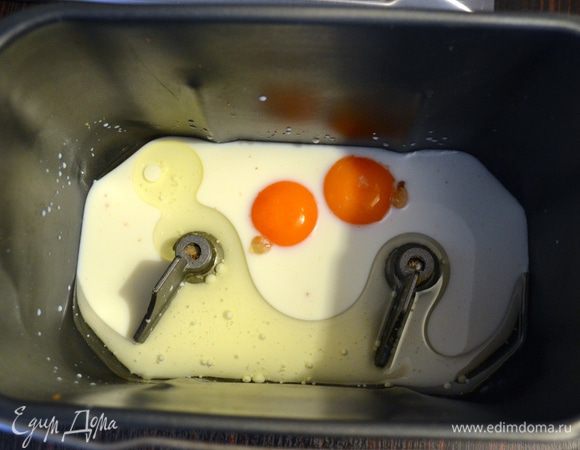 Если Вы замешиваете тесто в ручную, то просто добавить к сухой смеси остальные ингредиенты и замесить эластичное тесто. Переложить его в большую миску и поставить тесто на подъем на 1 час. 
Я воспользовалась хлебопечкой, поэтому положила в чашу Х/П сначала жидкие ингредиенты (согласно инструкциям производителя), а затем добавила сухие. Замесить дрожжевое тесто.   