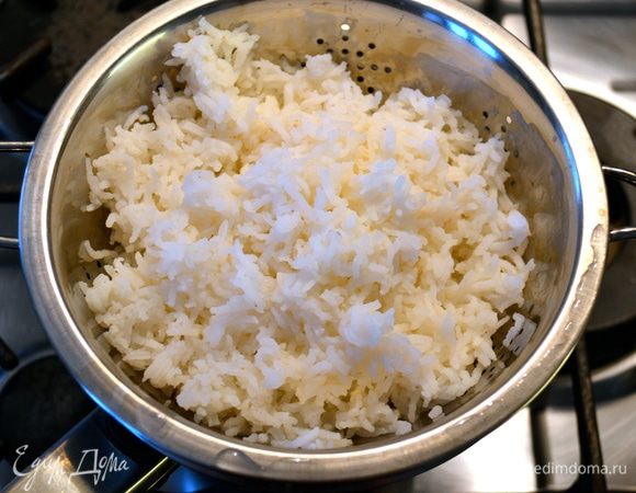 Пока тесто подходит, можно заняться начинкой. Первым делом отварить яйца и длинозерный рис. Готовый рис слить и обдать холодной водой. Он должен остаться "пушистым" и не клейким!