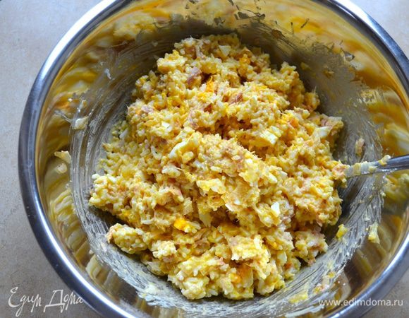 Заправить все майонезом, посолить и поперчить по вкусу и перемешать. Начинка готова. Она получается очень вкусной:)