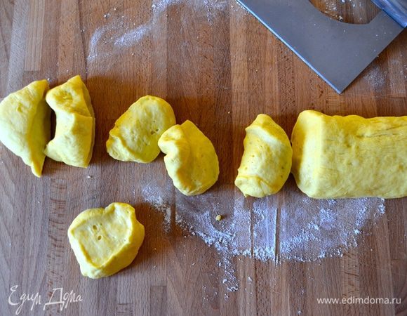 Выложить его на рабочую поверхность и поделить на равные части. Обычно получается 14-15 шт.