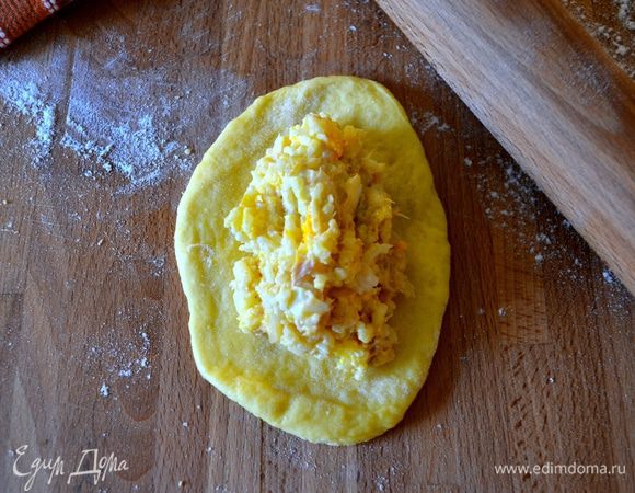 Каждый кусочек теста раскатать в лепешку, выложить начинку...