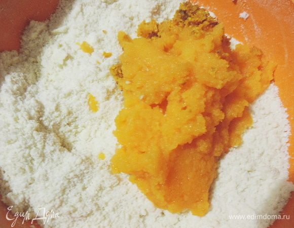 Затем добавить тертую тыкву, апельсиновую цедру и замесить тесто.