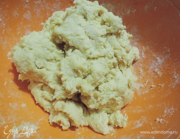  Долго месить не нужно, достаточно собрать тесто в шар. Оно получается довольно липким и мягким. Это нормально. Муки больше не добавляем.