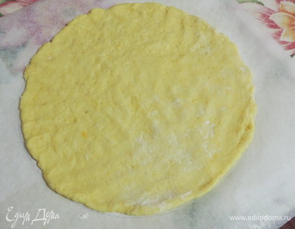Разделить тесто на 6 частей. На бумаге для выпечки нарисовать круги диаметром 22см. Тесто щедро припылить мукой, тогда его удобно раскатывать скалкой. Если будете распределять тесто руками, тоже не забывайте припудривать их мукой.