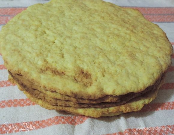 Выпекать коржи в разогретой до 200 градусов духовке примерно 10-15 минут. Как только корж начал золотиться - он готов. Не ждите, пока весь корж станет светло-коричневым - так вы его пересушите. Готовые коржи должны быть светлыми! 
 Коржи мягкие, после остывания немного затвердеют. Сразу снимаем их бумаги.