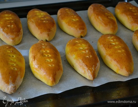 Поставить пирожки выпекаться в разогретую духовку на 20-25 минут до красивого золотистого цвета. Следить за временем по своей духовке.