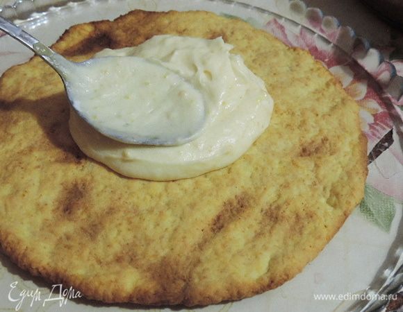 
Приступаем к сборке торта. На блюдо выложить корж, смазать его примерно 1/6 частью крема.