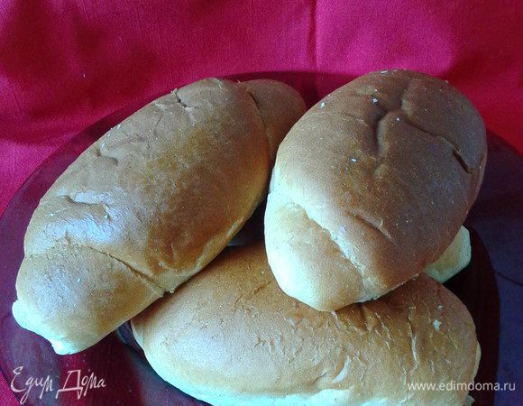 Разогреваем духовку до 200-220°. Батон (у меня кунцевские булочки) нарезать  порционными ломтиками.