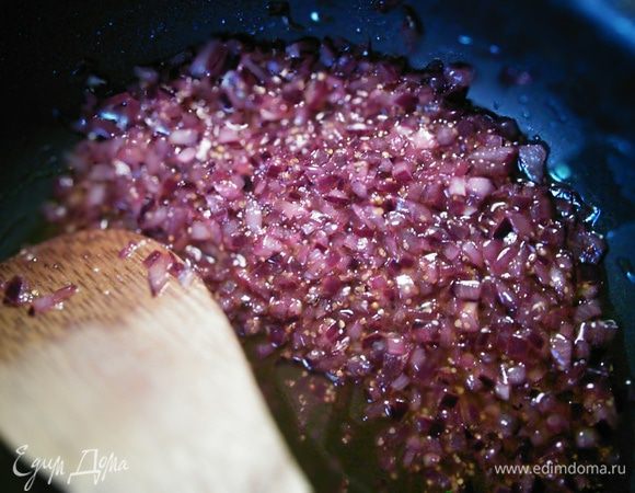 Затем я убрала сковородку с огня, добавила белый бальзамический уксус, горчицу с зёрнышками, сахар, влила оставшееся оливковое масло, посолила и поперчила. 