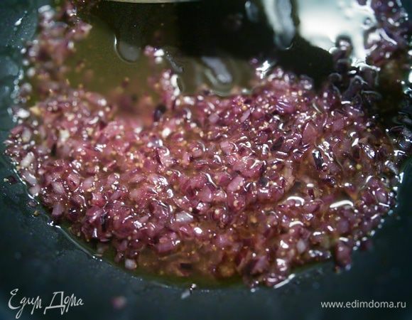 Если нет белого бальзамика, можно его заменить обычным или винным уксусом с добавлением большего количества сахара (по вкусу). Заправку хорошенько перемешала и отсудила. 