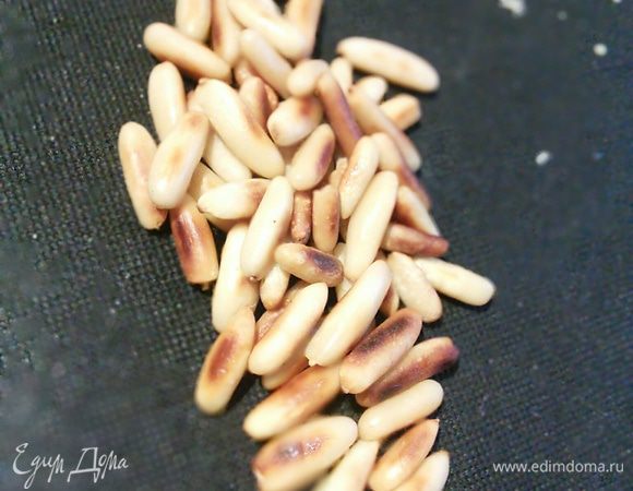 Кедровые (у меня пиния) орешки поджарила на сухой сковороде до румяного цвета. Рукколы у меня не оказалось, я заменила её другим зеленым салатом. 