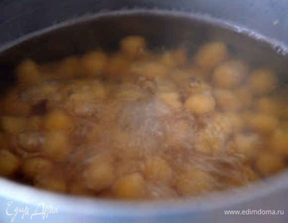 С вечера на ночь замачиваем нут. Отвариваем нут до готовности.