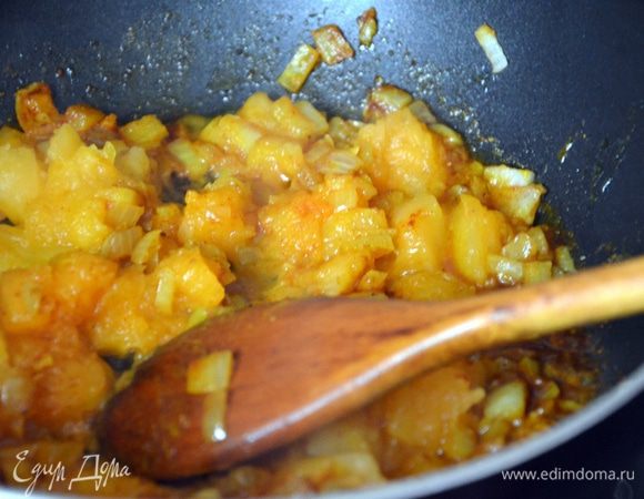 Нарезаем кубиками тыкву, добавляем в сковороду. Обжариваем в течение 5 минут.