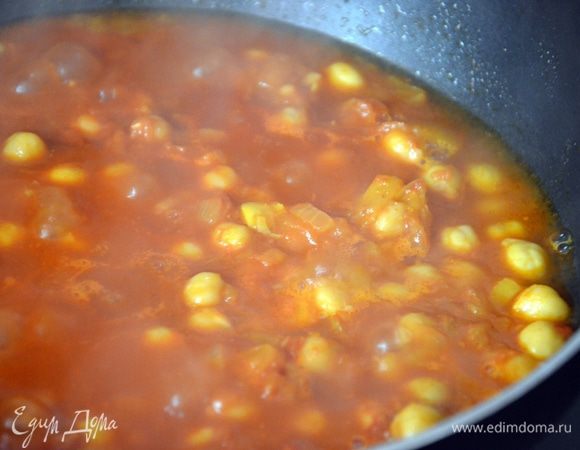 Включаем средний огонь и готовим под закрытой крышкой в течение 15 минут, периодически перемешивая. Солим по вкусу. Все готово!!!
