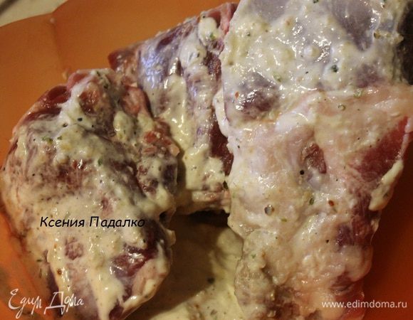 Ребра вымыть и обсушить бумажным полотенцем. Смешать все ингредиенты для маринада, и хорошо им обмазать ребрышки. Сложить в миску, накрыть пленкой и убрать в холодильник на 2-4 часа.