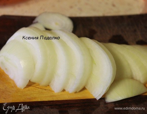 Лук нарезать крупными полукольцами, чеснок очистить и разрезать пополам.