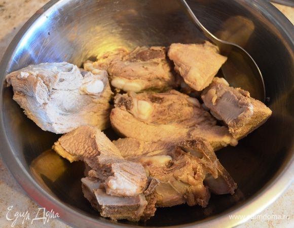 Свиные ребра промываем, разбираем на порционные кусочки и отвариваем 20 минут.