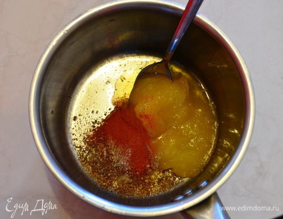 В отдельной посуде смешиваем все приправы, мед, соль по вкусу.