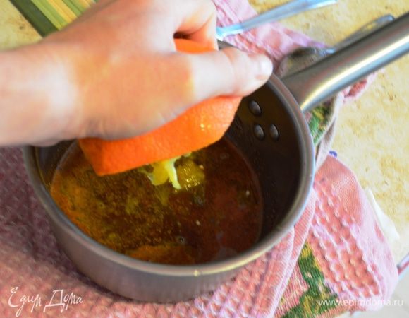 Туда же выживаем сок одного апельсина (самым обыкновенным способом-рукой, и не беда, если в будущую заправку попадёт мякоть)